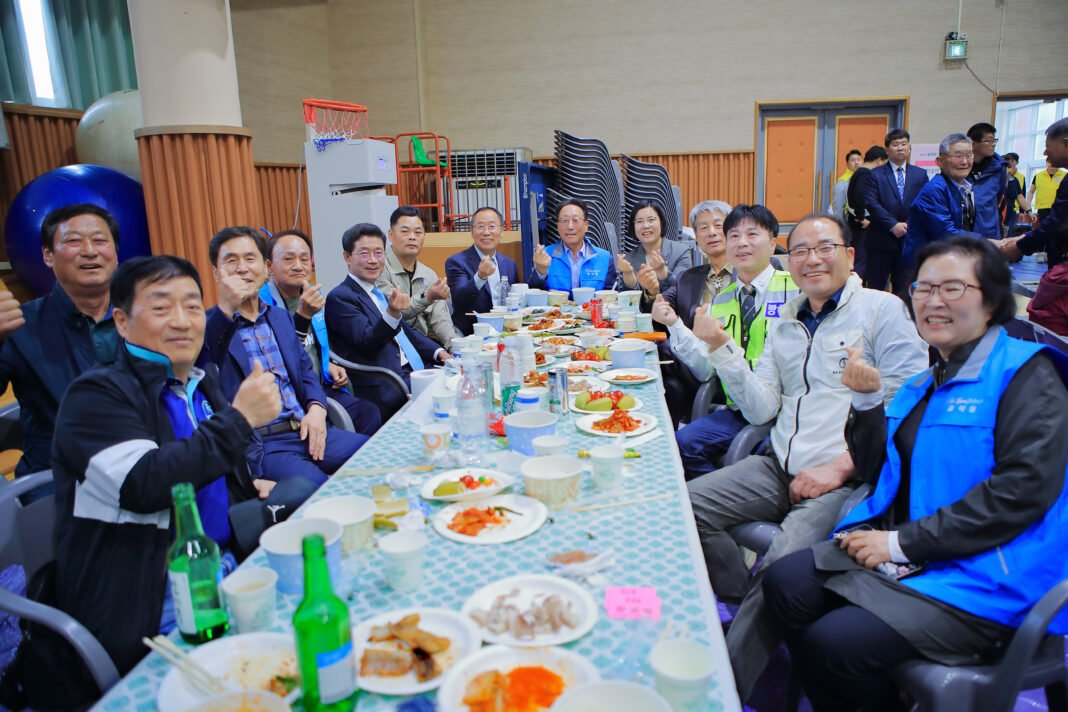 광양시장이 지역 관계자 분들과 함께 식사를 하는 장면