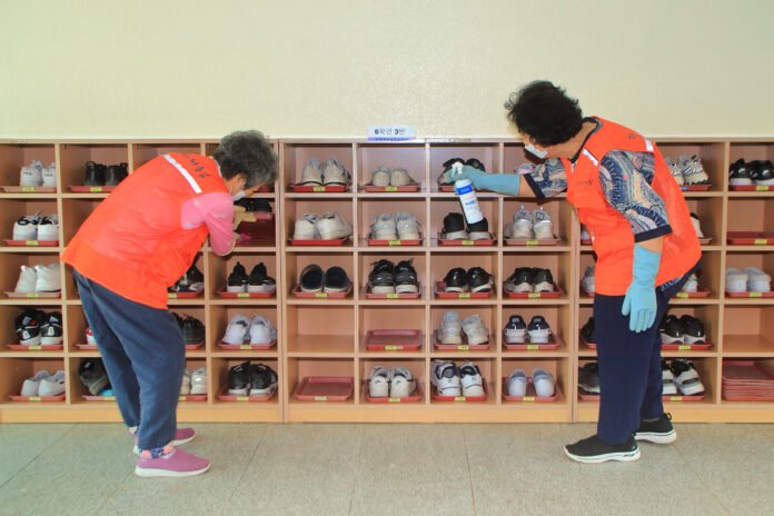 초등학교 신발장을 소독하는 모습