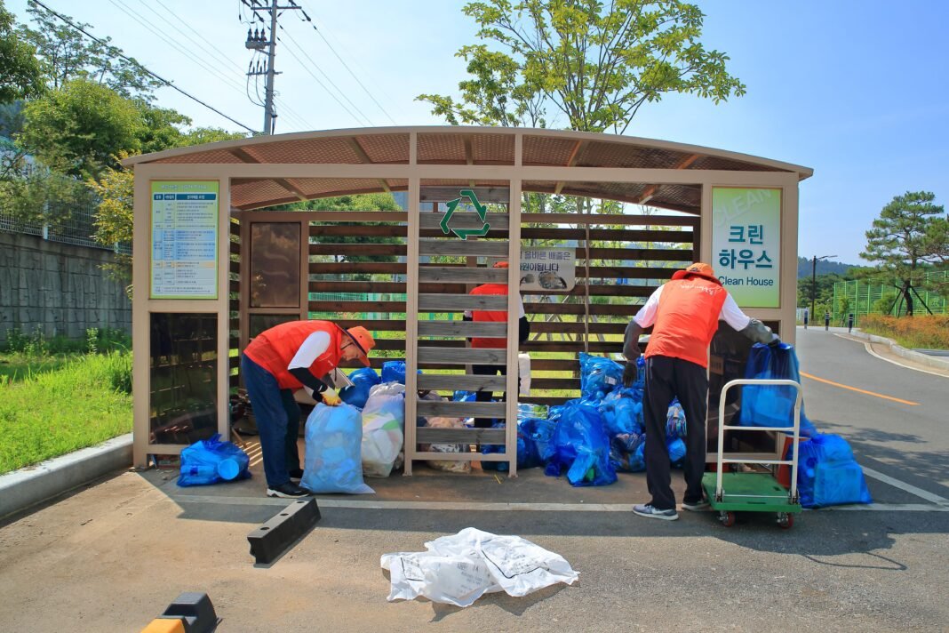 크린하우스를 정리하는 시니어 봉사단