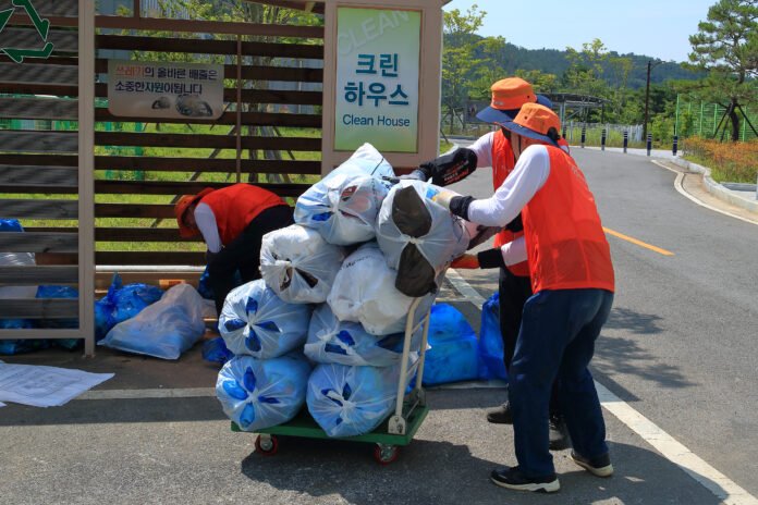 크린하우스 정리를 마무리하는 시니어 봉사단