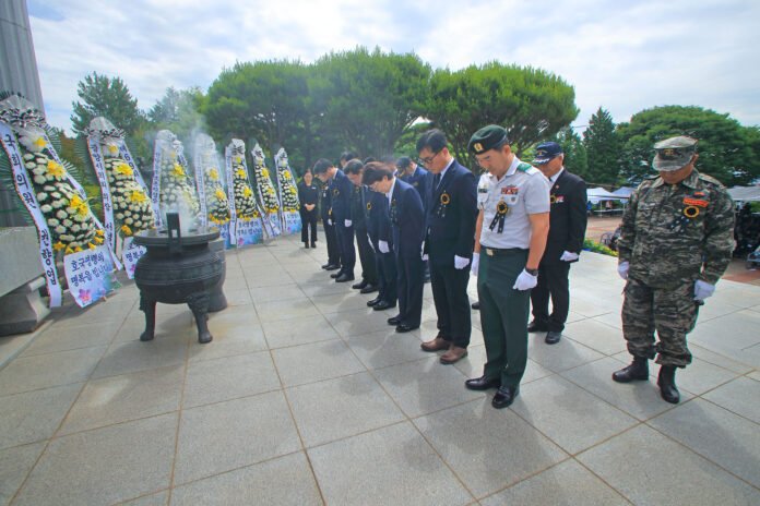 정인화 광양시장과 권향엽 국회의원을 비롯한 단체장들의 헌화 및 분향하는 모습