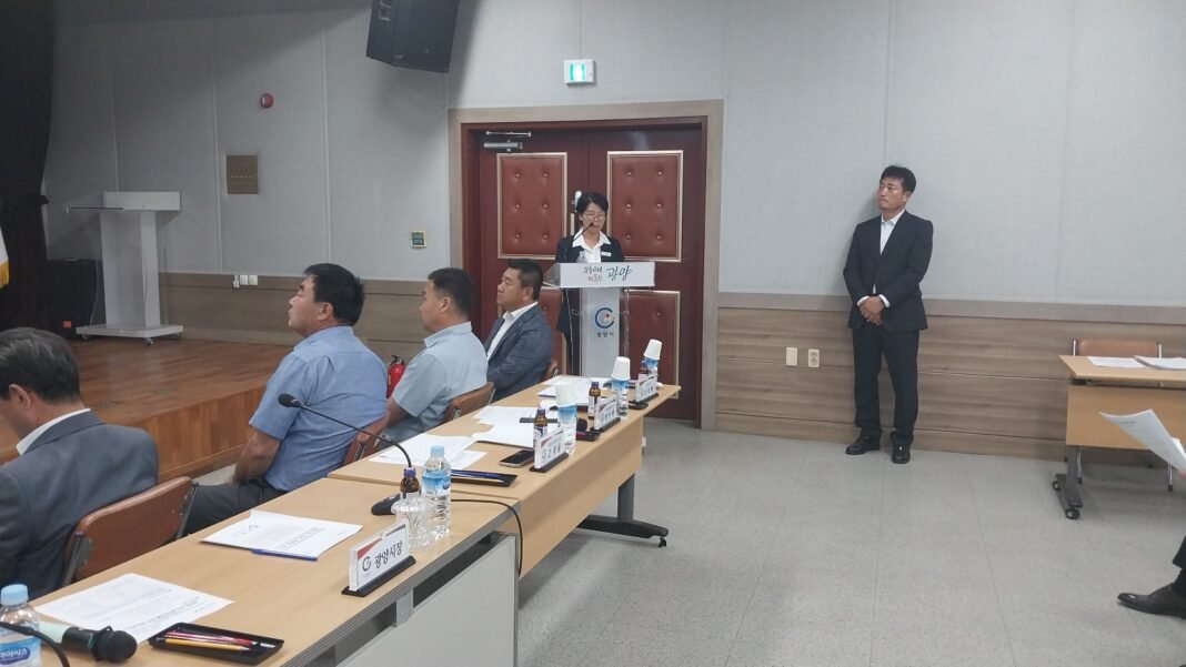 김미란 광양읍장은 현안 사업에 대한 최근 3년 이내의 주요 완료사업을 보고하면서 ’동천 보도교,광양 동,서천 맨발로 걷는 길 조성, 서산 어울길 조성, 기후 대응 도시 조성 소재 부품지식산업센터 건립 사업‘ 등 34개 사업에 대한 브리핑 보고를 했다. 사진= 최학인