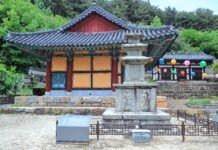 광양-중흥산성-중흥사-대웅전-측면에-세워진-보물 제112호 삼층석탑. 그 좌편에는 탑비가 있어 삼층석탑을 이해나는데 도움을 준다. 사진=한재만