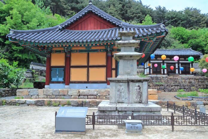 광양-중흥산성-중흥사-대웅전-측면에-세워진-보물 제112호 삼층석탑. 그 좌편에는 탑비가 있어 삼층석탑을 이해나는데 도움을 준다. 사진=한재만