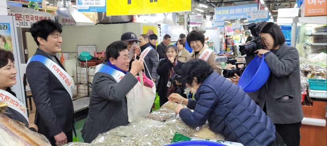 정인화시장이 중마시장방문 캠페인 행사중 참여