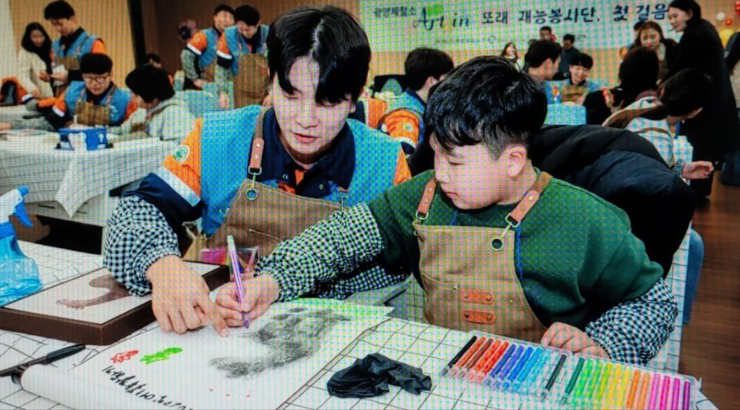 포스코인재창조원 광양캠퍼스에서 지역 어린이들과 함께 탁본 체험을 진행하고 있다