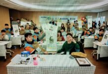 포스코그룹 최초 광양제철소 신입사원 재능봉사단 발족 탁본체험을 만든 작품을 건보이고 있다