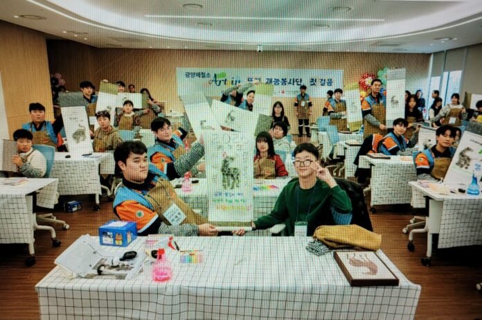 탁본체험을 만든 작품을 건보이고 있다