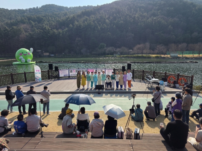 (사)한국장애인문화전남협회광양시지부는 3월 21일 봄기운이 완연한 서천변 무지개분수 앞 상설무대에서 장애와 비장애의 경계를 허무는 음악을 울려 펼쳤다.