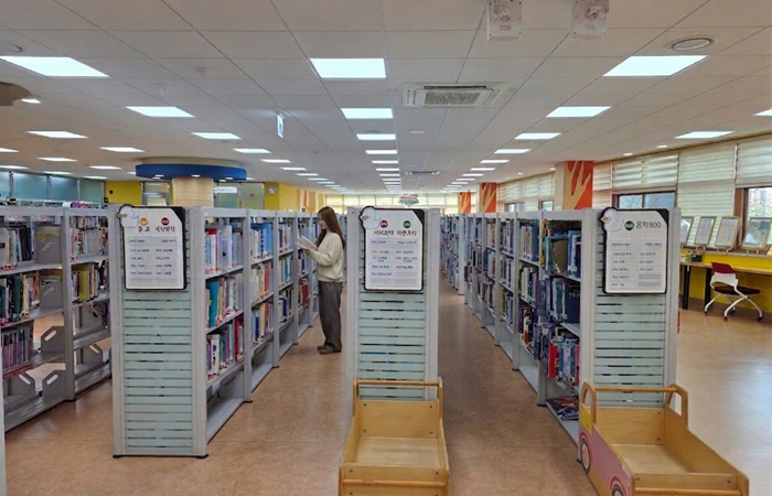 전라남도교육청광양도서관 1층 어린이자료실 내부 전경 일부이다.
