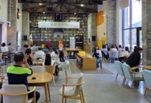 광양예술창고 복합문화공간에서 국악 아카펠라 그룹 소울(SOUL)이 악기 없이 목소리만으로 화음을 선보이며 관객과 가까이 호흡을 함께하고 있다.