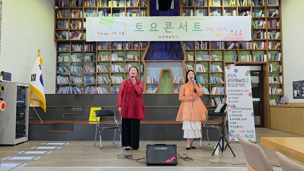 광양예술창고 복합문화공간에서 국악 아카펠라 그룹 소울(SOUL)이 악기 없이 목소리만으로 화음을 선보이며 관객과 가까이 호흡을 함께하고 있다. 