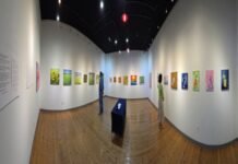 서양화가 허랑 문경애, ‘결의 시간, 빛의 도약-생명의 연대기’ 개인전…4월 12일까지 광양역사문화관 광양역사문화관 전시실에 서양화가 허랑 문경애 ‘결의 시간, 빛의 도약-생명의 연대기’란 주제의 작품들과 작품을 관람객이 감상하고 있다.