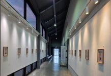 광양예술창고 디카시 전시회를 하고 있는 미디어영상관 전시관 내부와 양쪽 벽면에 작품들이 전시되어 있는 전경이다.