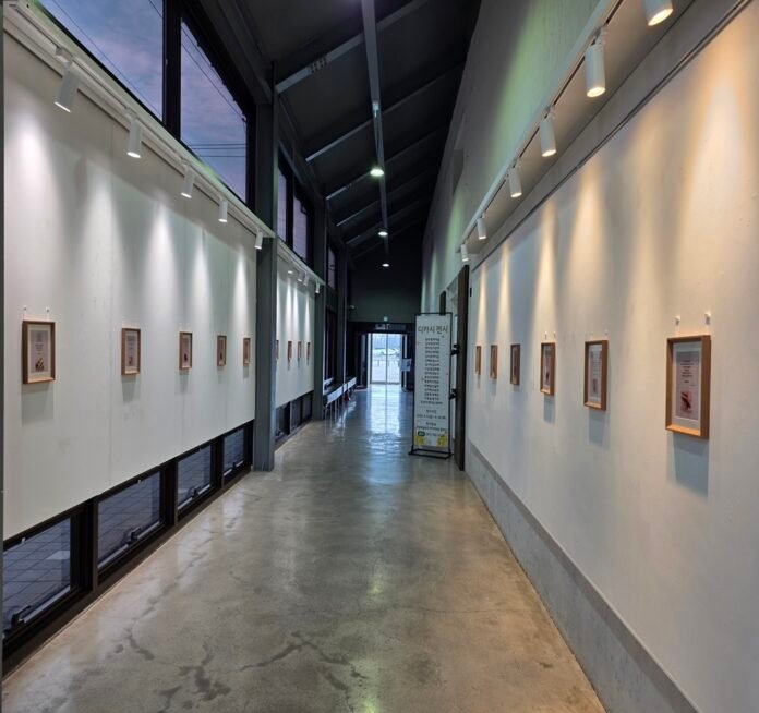 디카시전시회18 광양예술창고 디카시 전시회를 하고 있는 미디어영상관 전시관 내부와 양쪽 벽면에 작품들이 전시되어 있는 전경이다.