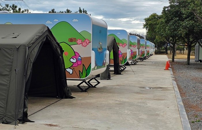 광양시 배알도 별빛야영장의 카라반 10대가 줄지어 설치되어 있다.