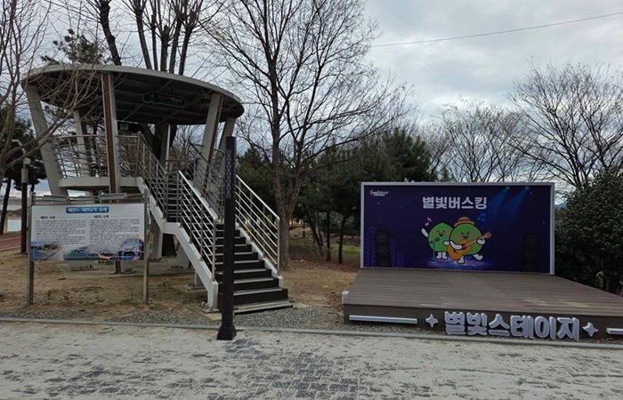 광양시 배알도 별빛야영장 내 설치된 별빛버스킹 공연장이다.