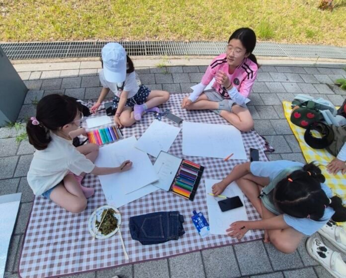 그림그리기에 열중하는 모습
