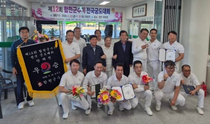 단체전 우승을 차지한 광양 마로정 선수들과 기념촬영을 하고 있다.